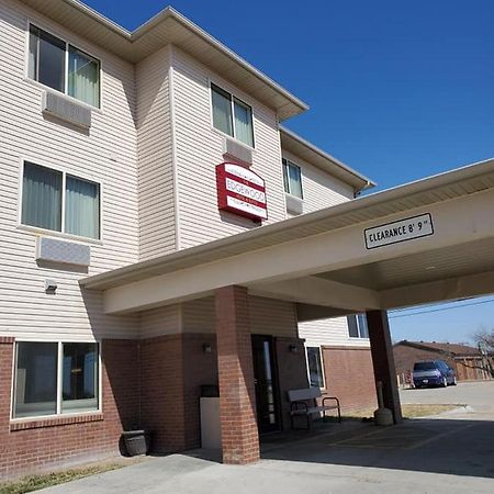 The Edgewood Hotel And Suites Fairbury Bagian luar foto