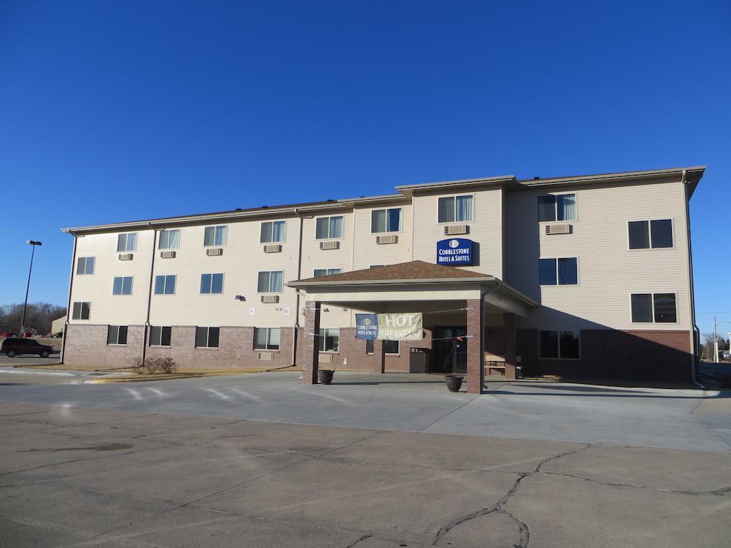 The Edgewood Hotel And Suites Fairbury Bagian luar foto