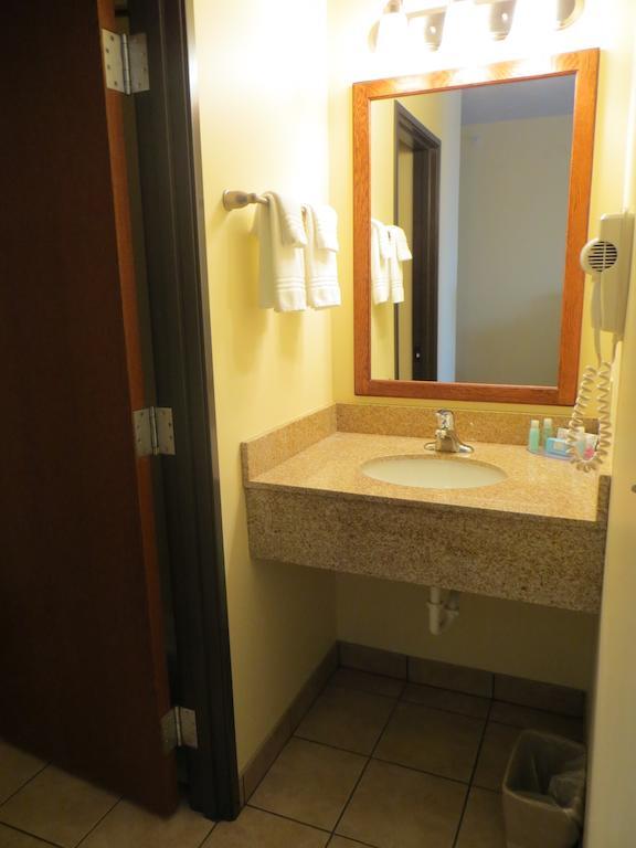 The Edgewood Hotel And Suites Fairbury Bagian luar foto