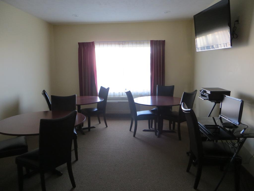 The Edgewood Hotel And Suites Fairbury Bagian luar foto