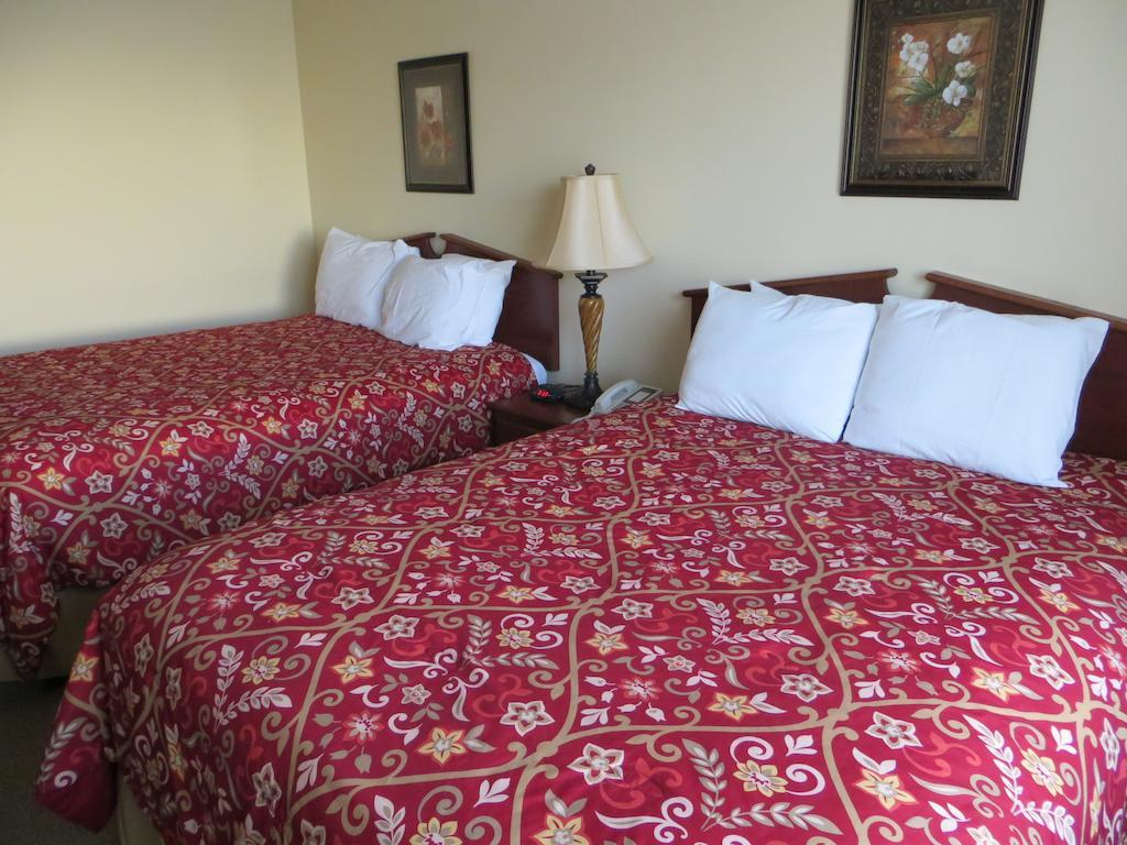The Edgewood Hotel And Suites Fairbury Ruang foto
