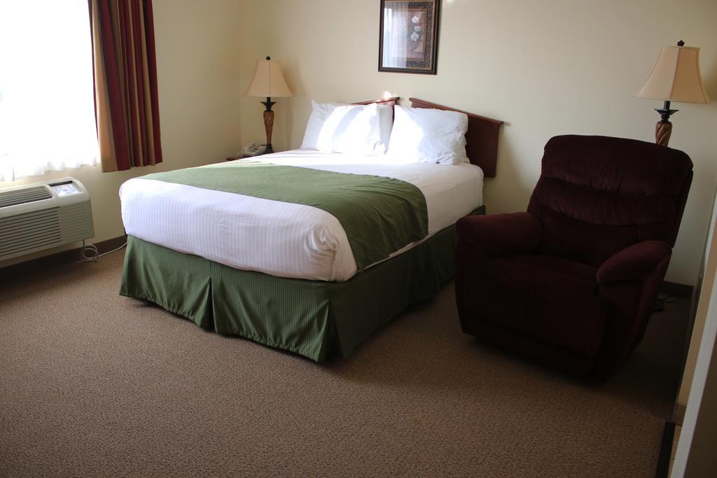 The Edgewood Hotel And Suites Fairbury Bagian luar foto