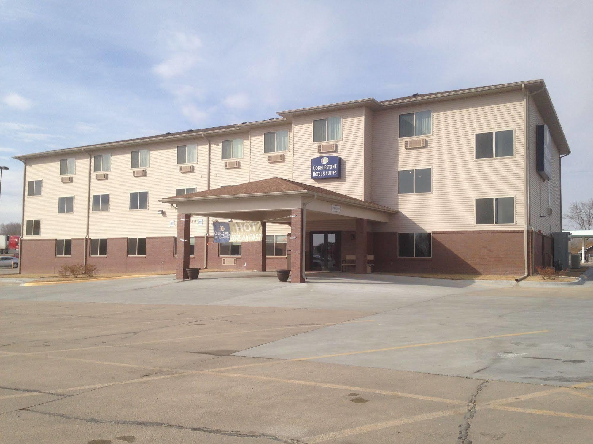 The Edgewood Hotel And Suites Fairbury Bagian luar foto