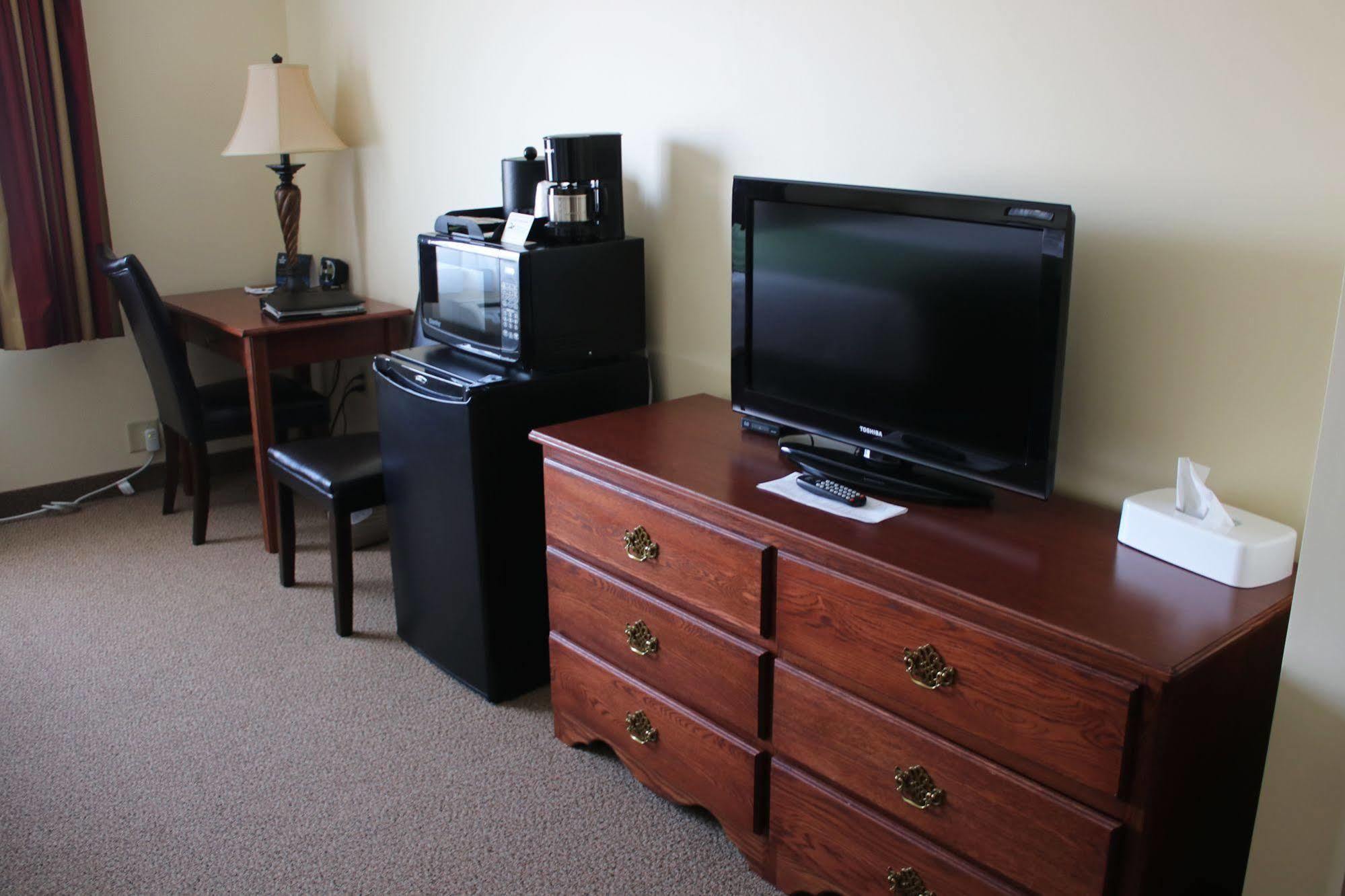 The Edgewood Hotel And Suites Fairbury Bagian luar foto