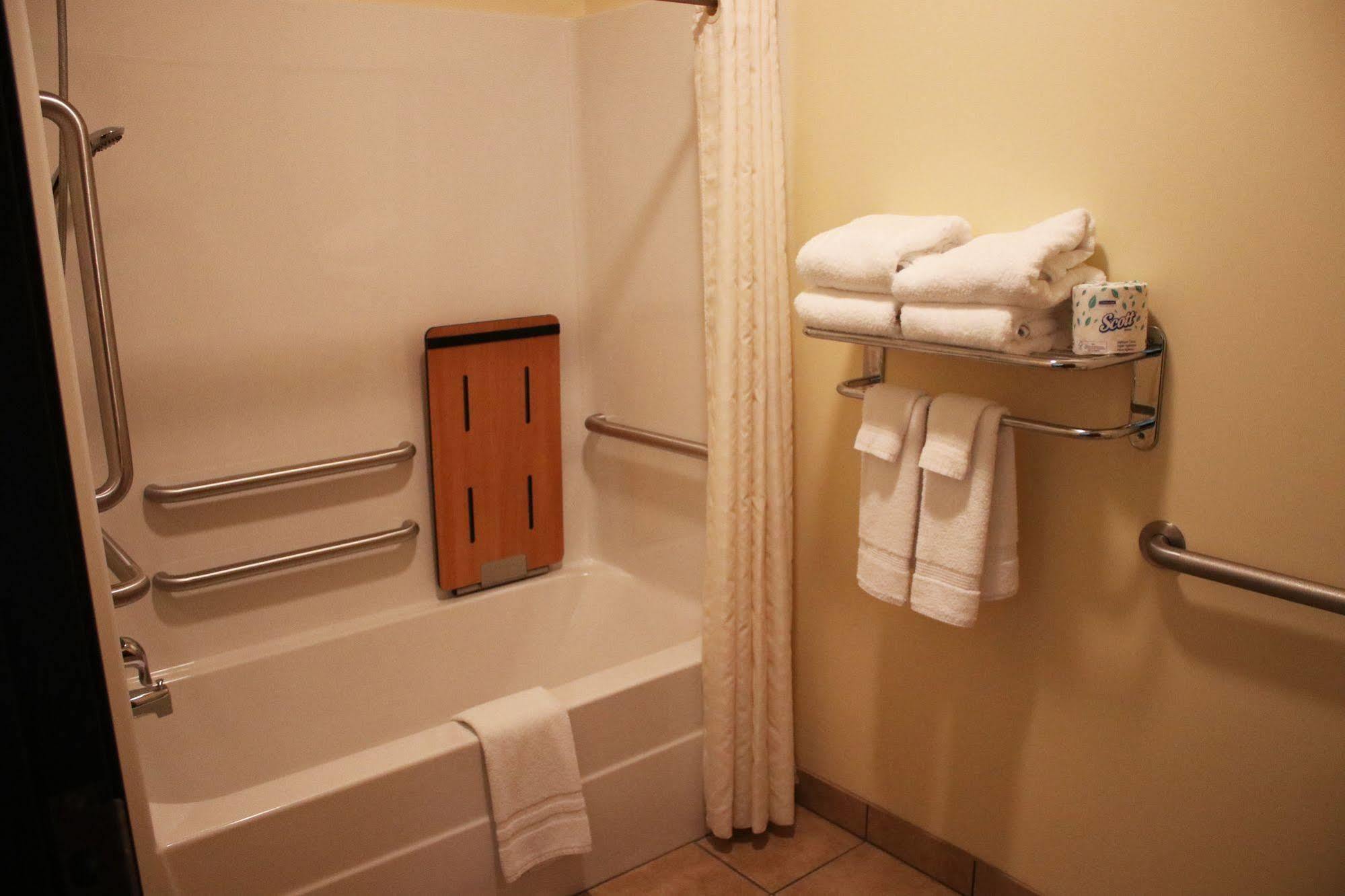 The Edgewood Hotel And Suites Fairbury Bagian luar foto