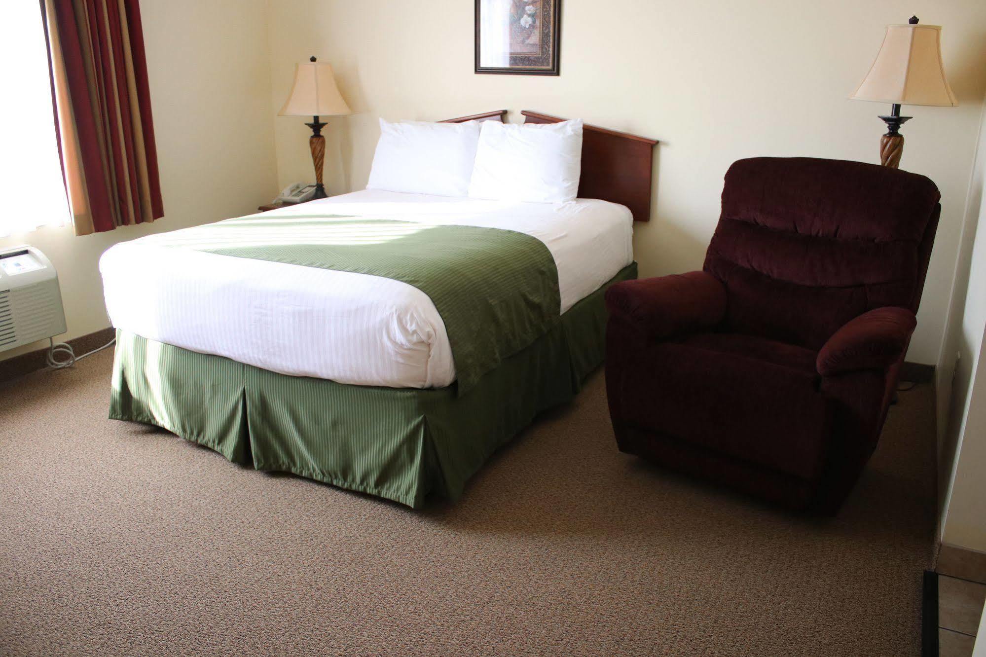 The Edgewood Hotel And Suites Fairbury Bagian luar foto