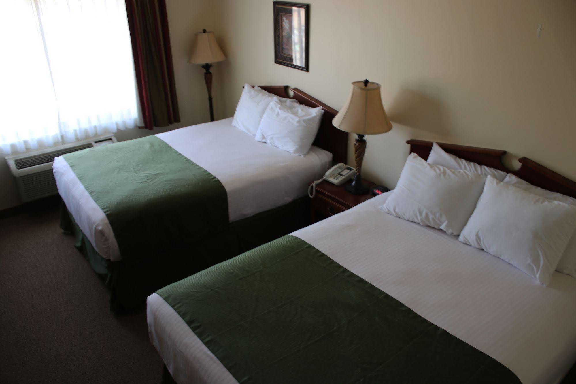 The Edgewood Hotel And Suites Fairbury Bagian luar foto