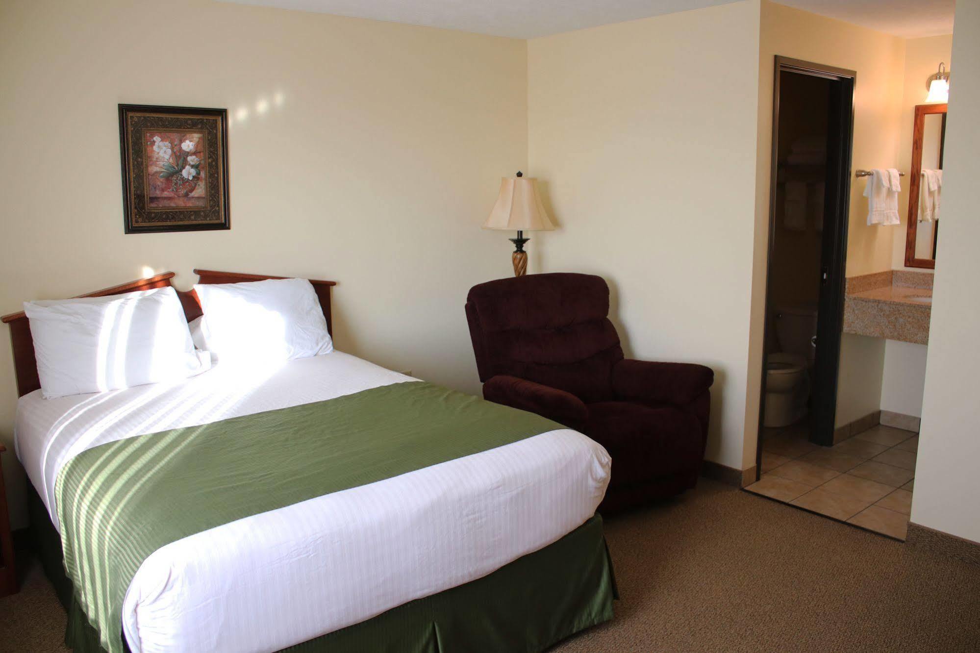 The Edgewood Hotel And Suites Fairbury Bagian luar foto
