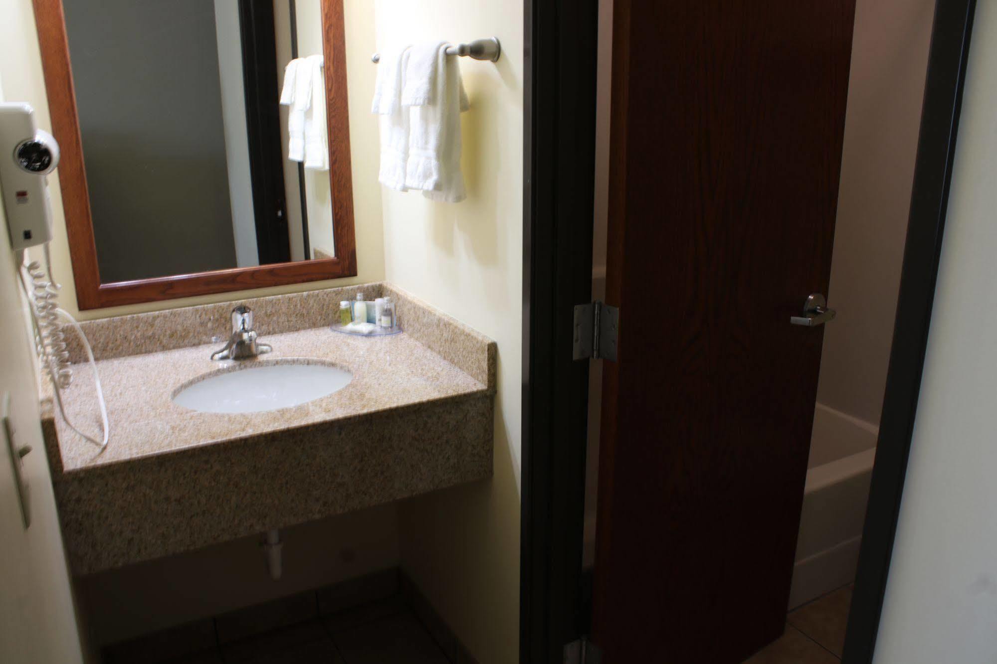 The Edgewood Hotel And Suites Fairbury Bagian luar foto