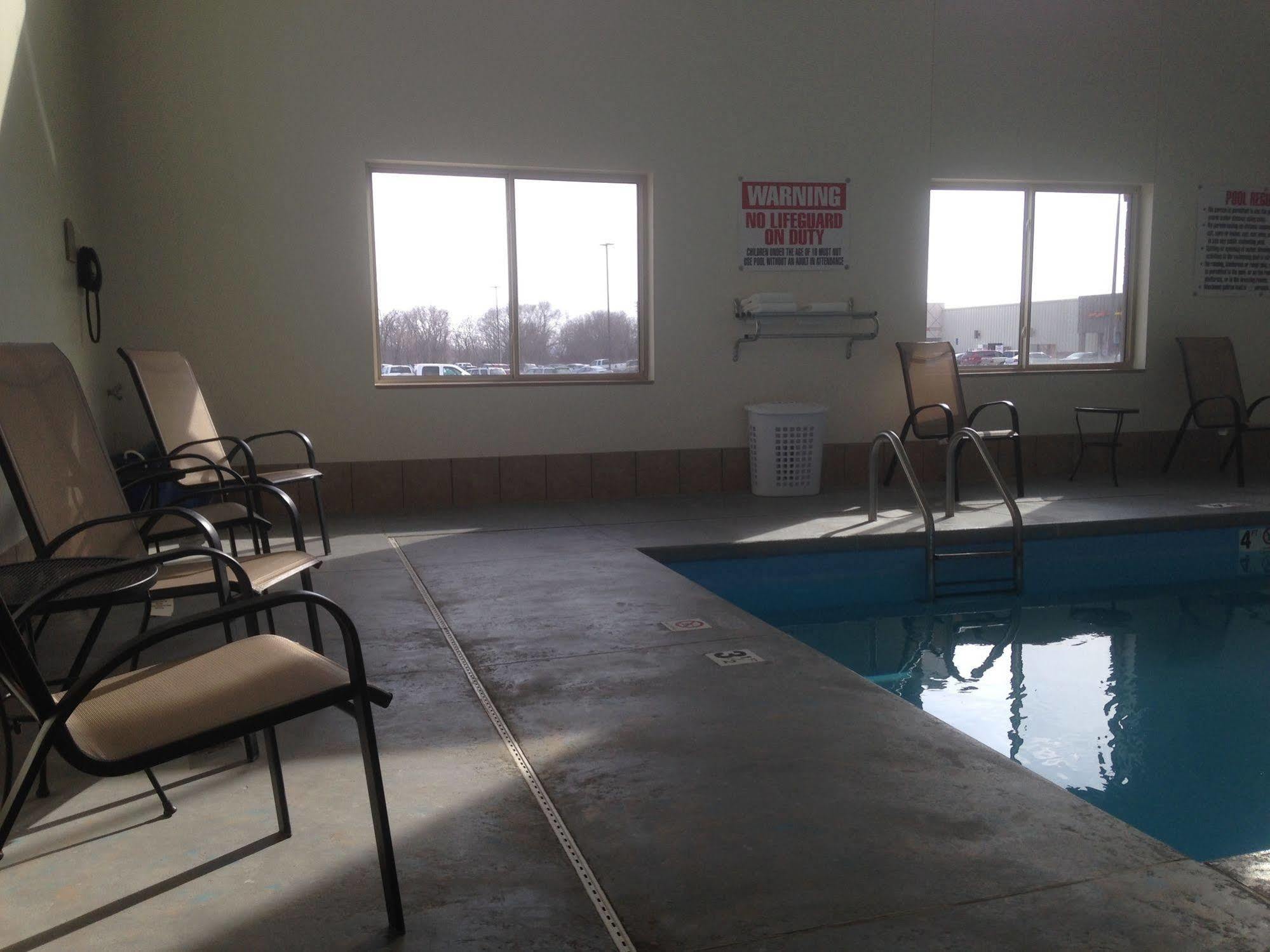 The Edgewood Hotel And Suites Fairbury Bagian luar foto