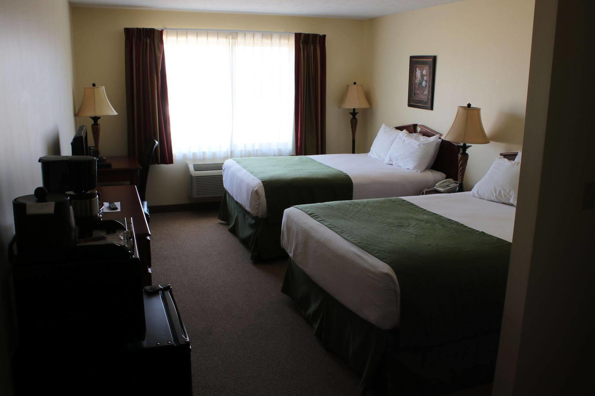 The Edgewood Hotel And Suites Fairbury Bagian luar foto
