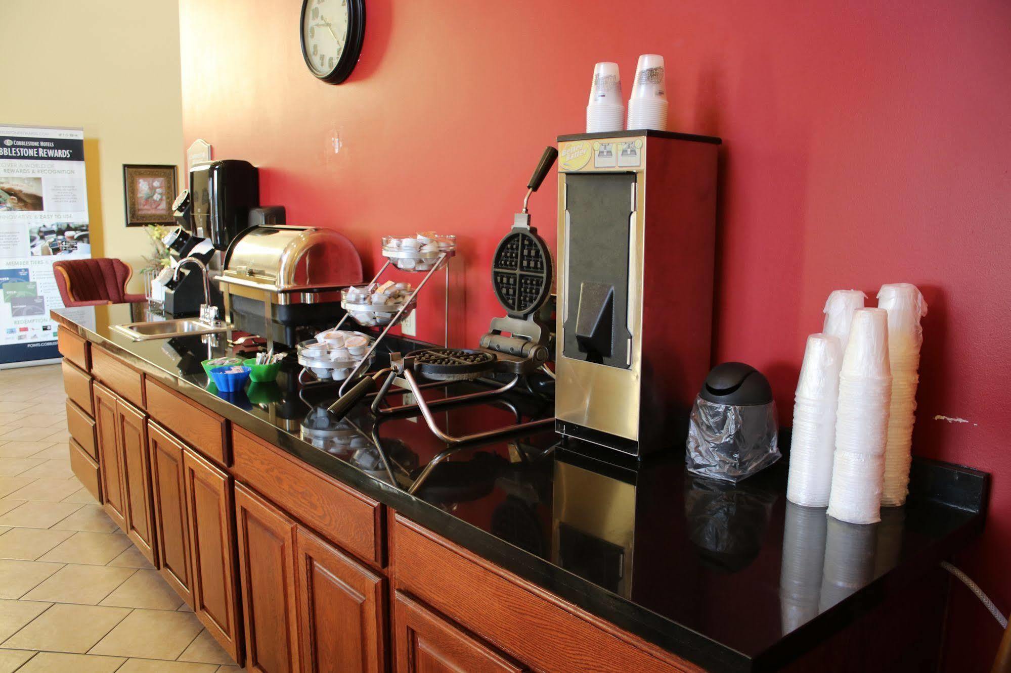 The Edgewood Hotel And Suites Fairbury Bagian luar foto